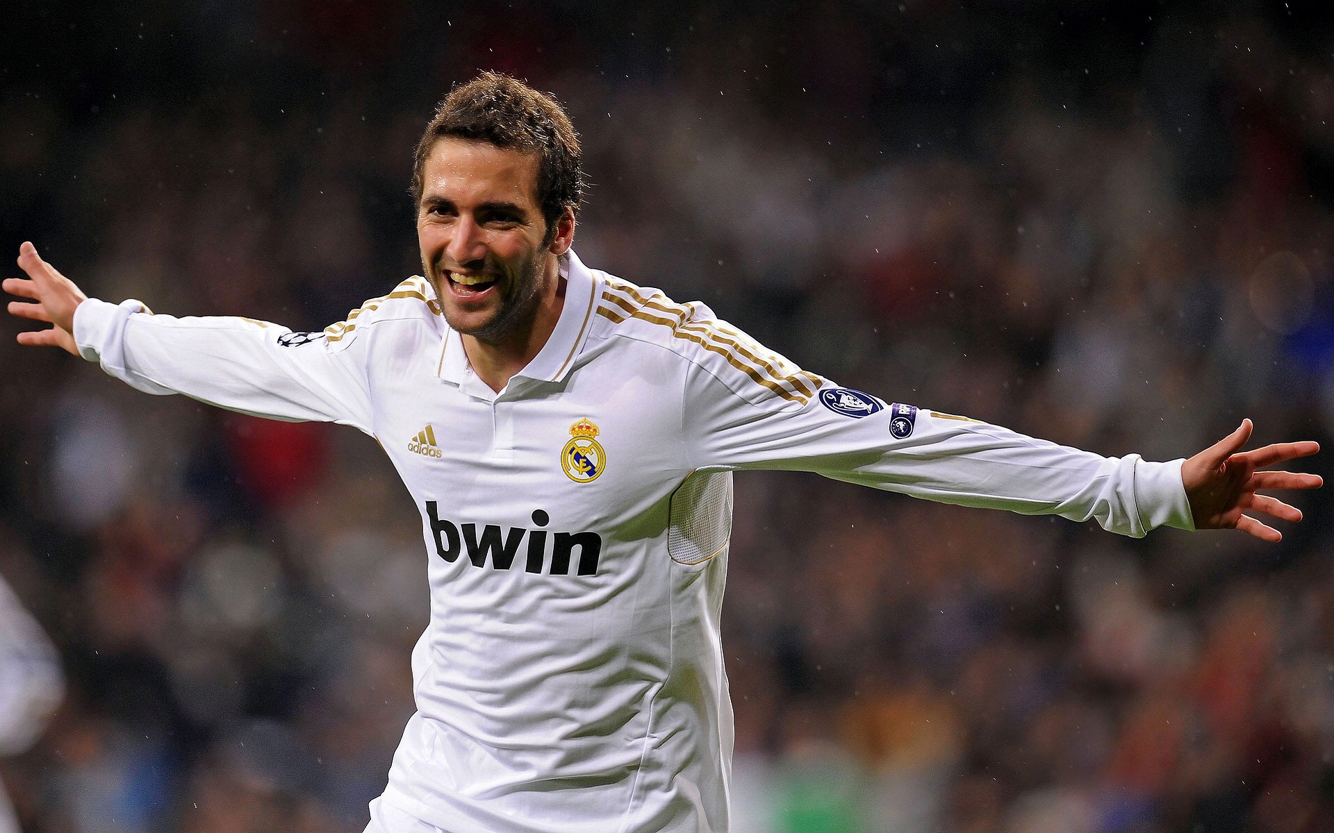 线上线下相结合：打造全民电竞的多元空间，电竞线下和线上的区别